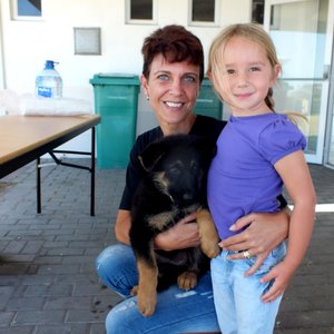 ‘n Trotse Selah Huyser (3) met haar “gemicrochip” hondjie, Sassi-Kita saam met Adri Nel van For Pets Sake Doggy Parlour